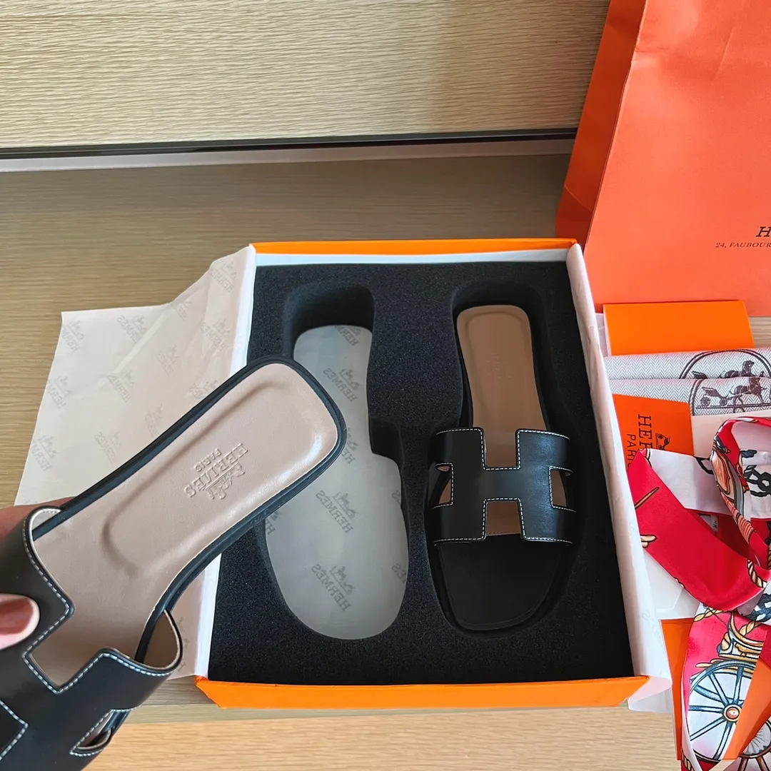 P480👟👟 Hermès) The packaging has been upgraded, and the layout and workmanship materials have been upgraded. Hermes®🔴Handmade shoes👟👟👟👟 Product Hermes slippers🐎 —————————— 2023 early spring new model is the same as the original version, purely handmade by masters! ❥High-end customization, exclusive products, industry❥Using: Hermers upper: Italian imported cowhide + original custom-grade Australian sheepskin feet + genuine leather outsole (pursuing walking comfort) 👟👟～～〰〰〰〰❥ Packaging: ✔🚦Pay attention to the exclusive packaging 〰Original quality on sale━━━━Hermes━━━━━ size: 35-40 (34.41.42 custom-made, non-refundable)